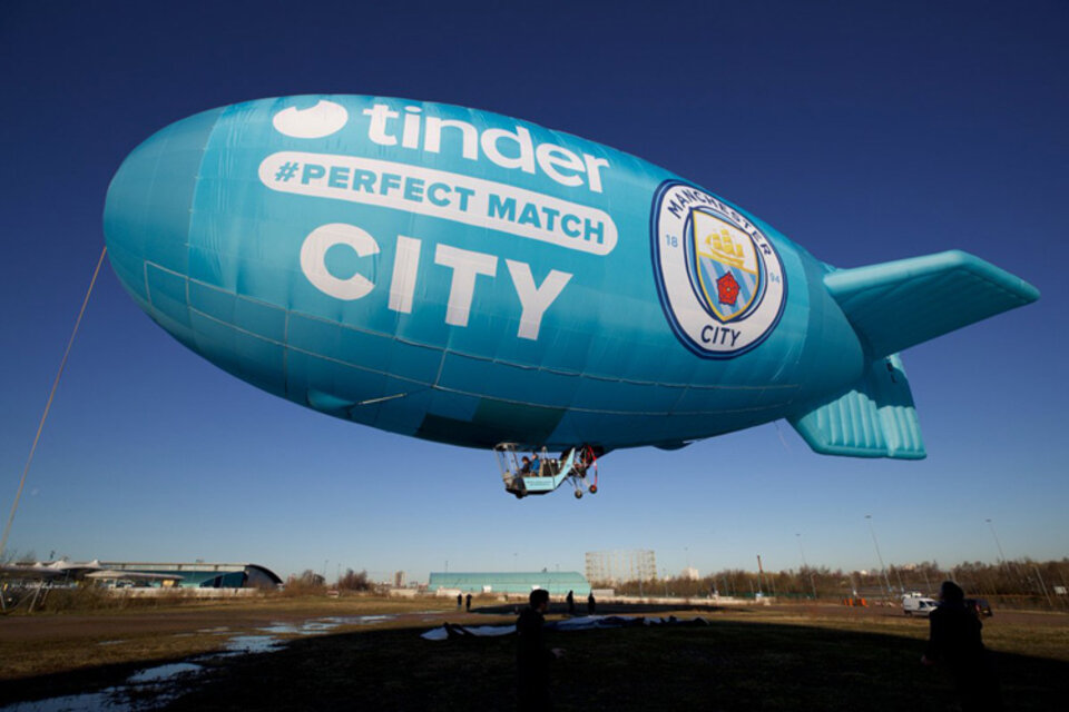 El globo con el que Tinder promociona el acuerdo con el Manchester City. (Fuente: Twitter @Tinder)