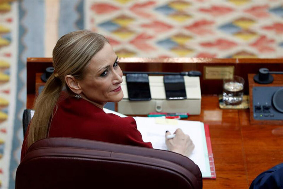 Cristina Cifuentes, la política en el ojo de la tormenta. (Fuente: Twitter @eldiarioes)