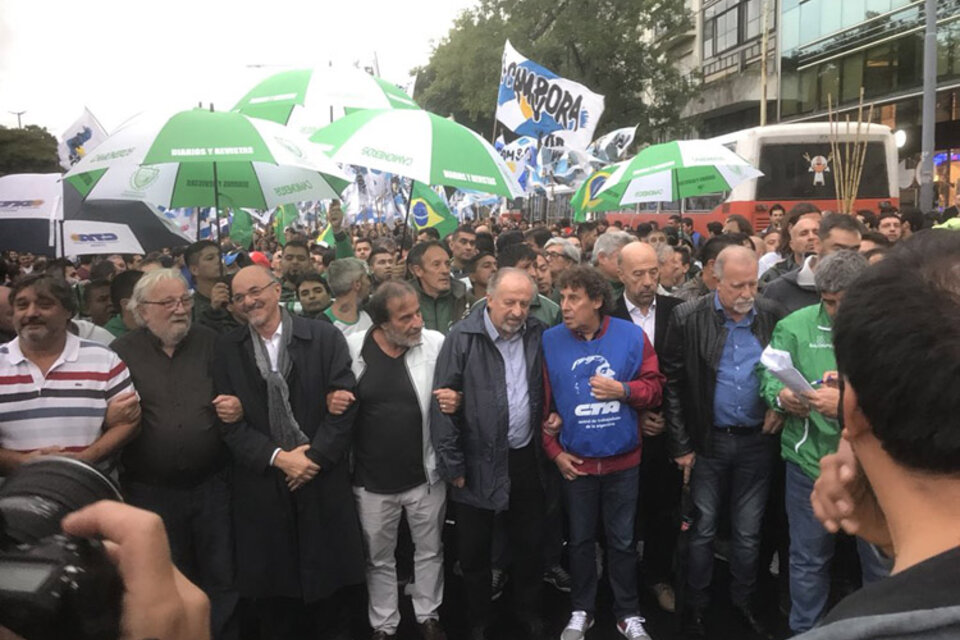 Carlos Tomada, Hugo Yasky, Pablo Micheli y Omar Plaini marchan por Lula. (Fuente: Twitter Edgardo Esteban)