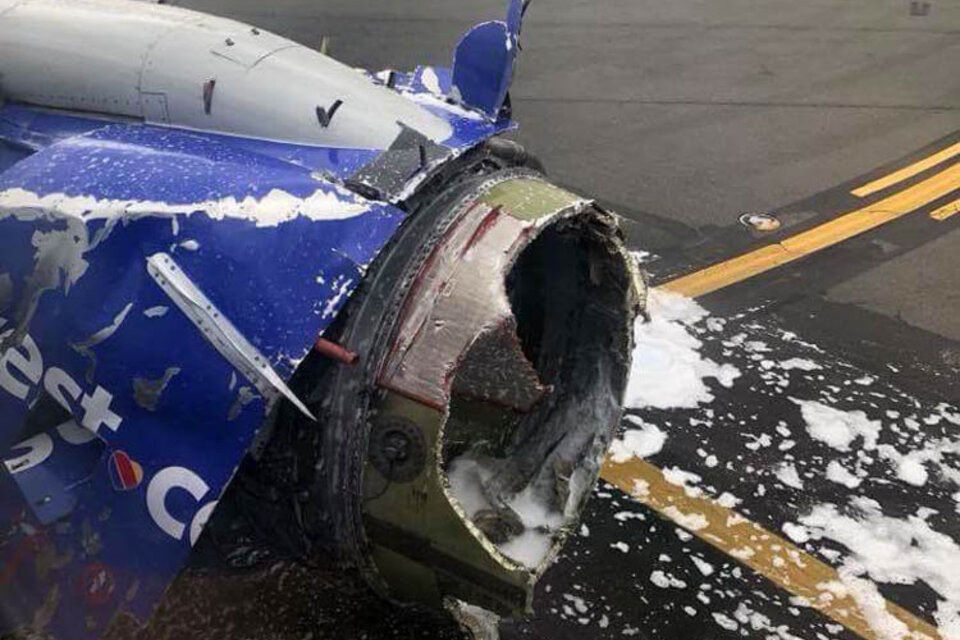 La turbina que explotó en pleno vuelo apenas el avión despegó. (Fuente: twitter @vadeaviones)