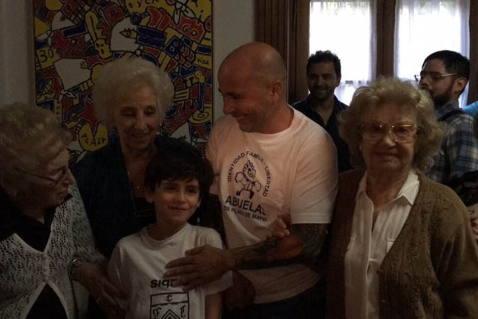 Sampaoli, junto a Estela de Carlotto, Rosa Roisinblit y otras Abuelas. (Fuente: Twitter Abuelas de Plaza de Mayo)