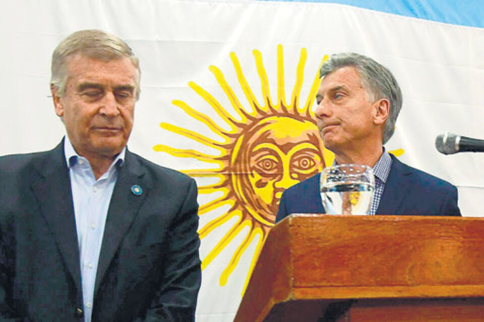Mauricio Macri y el ex ministro de Comunicaciones Oscar Aguad.