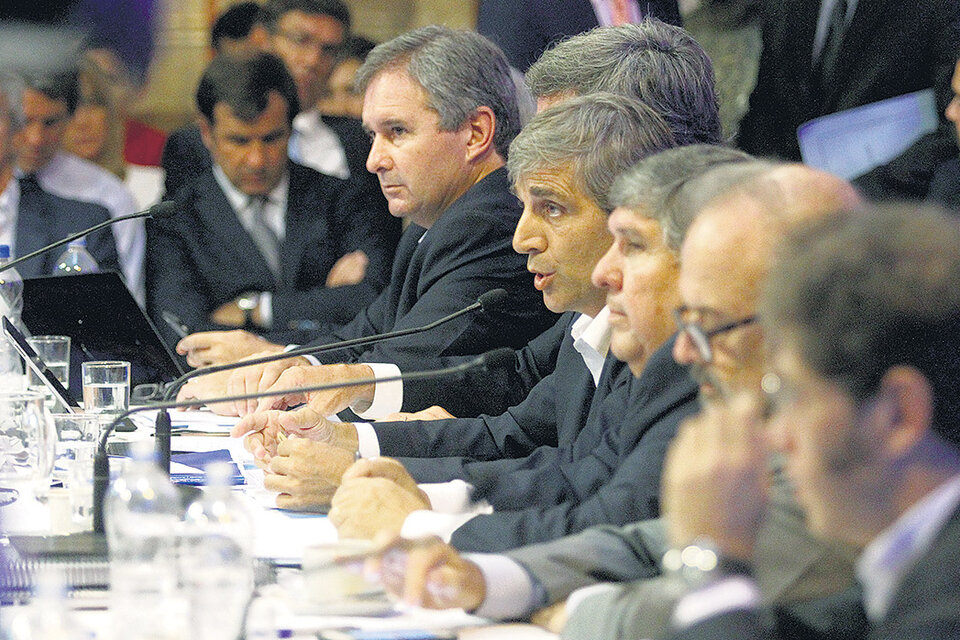 El ministro Luis Caputo, flanqueado por el titular de la comisión bicameral, el peronista José Mayans (Formosa). (Fuente: Bernardino Avila)