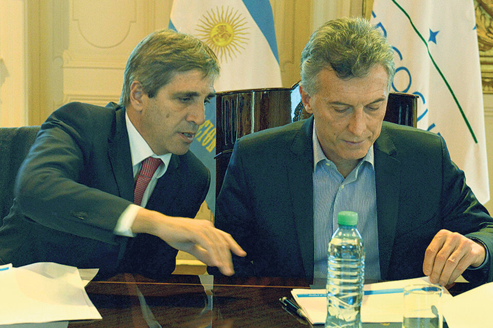 El ministro de Finanzas, Luis Caputo, junto al presidente Mauricio Macri.
