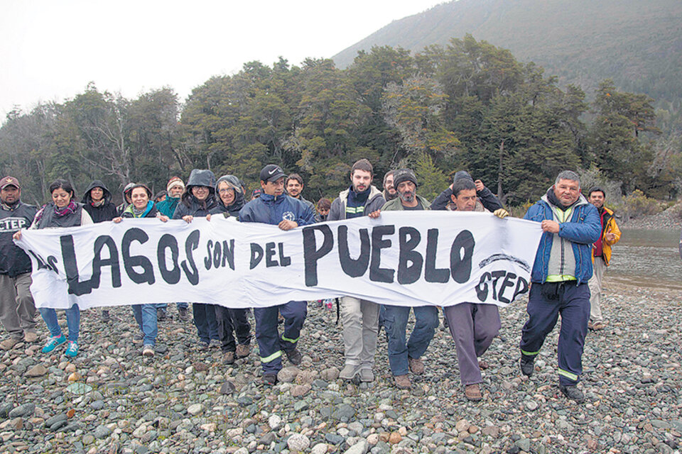 Una protesta de la CTEP y otras organizaciones sociales contra la avanzada de Lewis en tierras patagónicas.