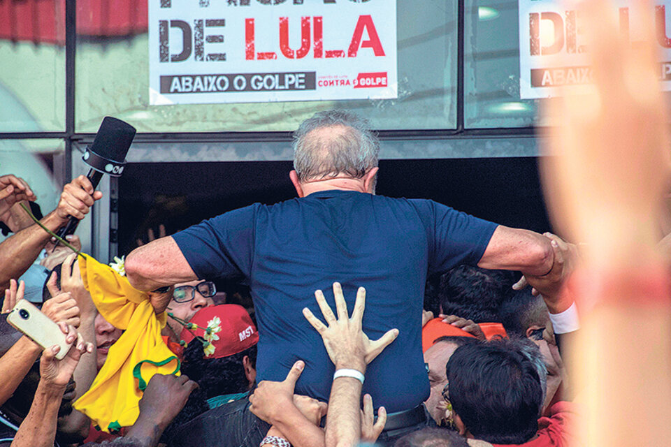 Después del multitudinario acto en su apoyo, Lula pasó ayer su primer día en prisión. (Fuente: AFP)