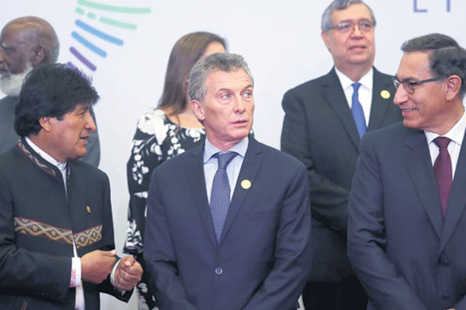 Mauricio Macri durante la tradicional “foto de familia”, al lado del mandatario de Bolivia, Evo Morales. (Fuente: EFE)
