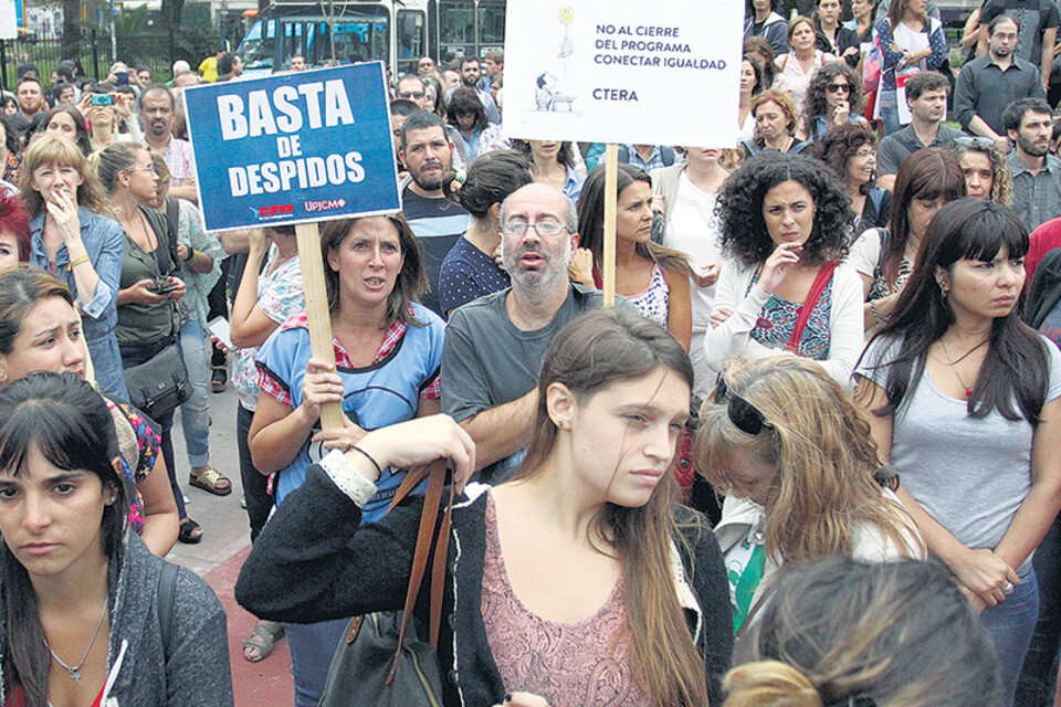 Los trabajadores despedidos ya hicieron tres marchas al Ministerio de Educación porteño. (Fuente: Leandro Teysseire)