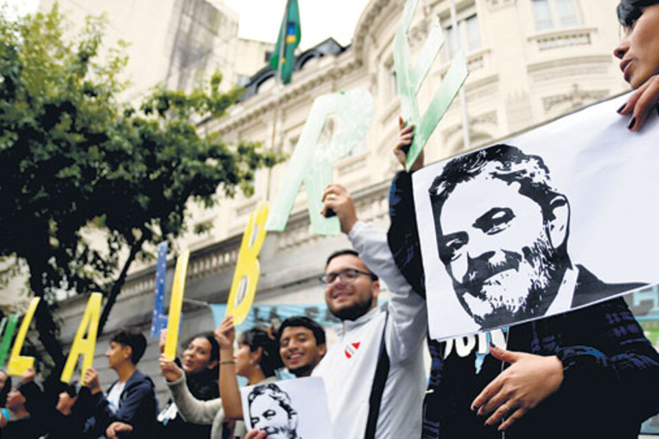 Organizaciones políticas, gremiales y sociales reclamaron la libertad de Lula ante la Embajada de Brasil. (Fuente: Télam)