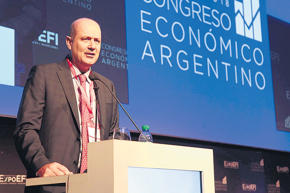 Federico Sturzenegger, presidente del Banco Central, hace esfuerzos para defender su devaluada gestión.