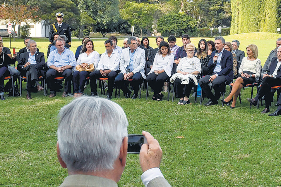 Mauricio Macri recibió a los familiares de ex combatientes en los jardines de Olivos. (Fuente: Télam)