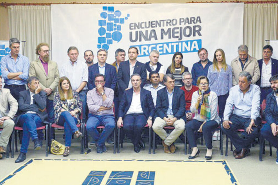 Los dirigentes que participaron del Encuentro para una Mejor Argentina, donde no hubo público.