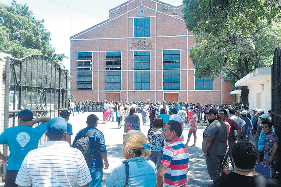 La venta fue anunciada horas antes de la represión policial a estatales.