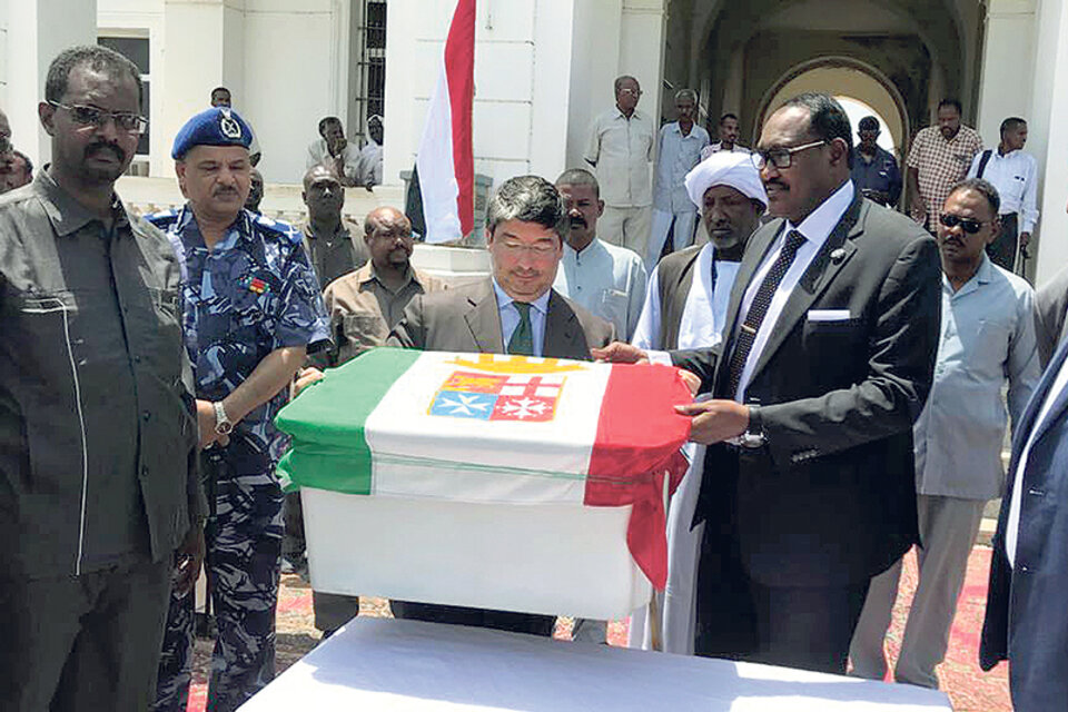 El embajador de Italia en Sudán, Fabrizio Lobasso, recibe el cuerpo del submarinista Carlo Acefalo.