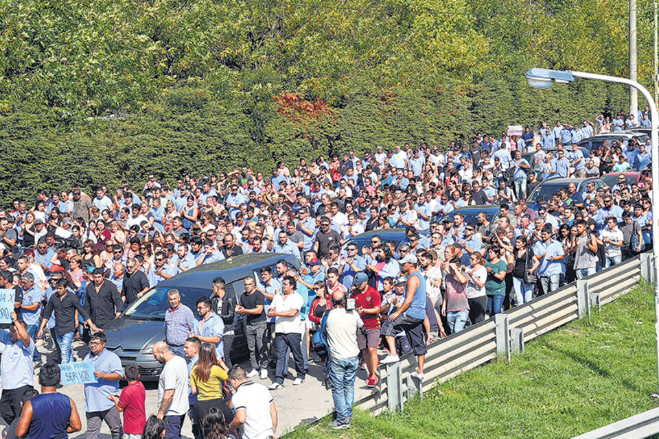 Alrededor de mil personas acompañaron el féretro de Leandro Alcaraz, asesinado el domingo. (Fuente: Télam)