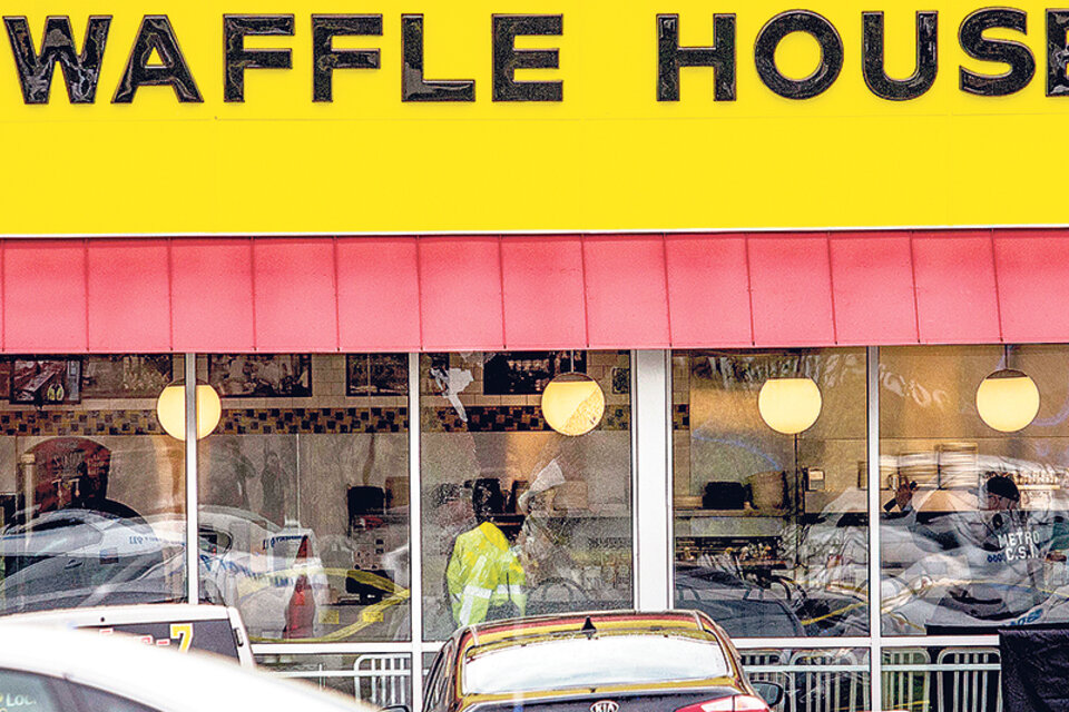 Los vidrios perforados por las balas, en el Waffle House cercano a Nashville.
