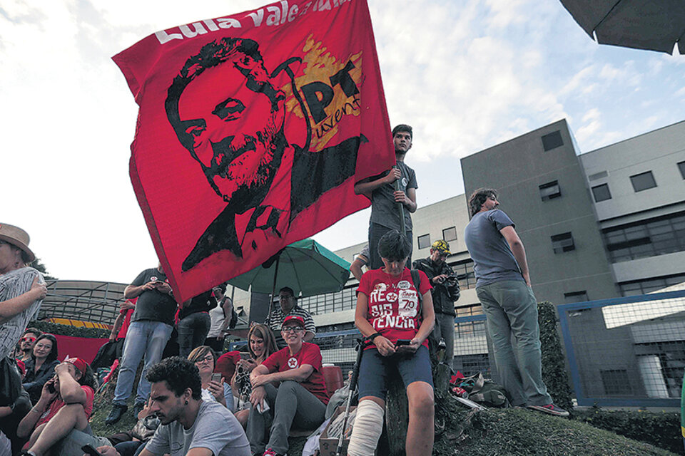 Simpatizantes del PT apoyan a Lula afuera de la prisión en Curitiba.