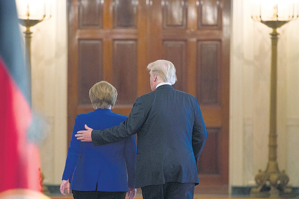 Trump y Merkel caminan juntos después de la conferencia de prensa conjunta en la Casa Blanca. (Fuente: AFP)