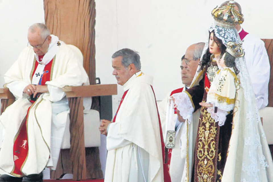 Juan Barros estuvo junto a Francisco en la misa oficiada en el Parque O’Higgins. (Fuente: AFP)