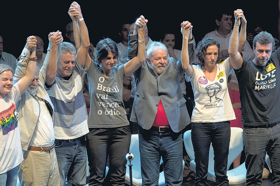 Gleisi Hoffmann, Celso Amorim, Chico Buarque, en el escenario junto a Lula. (Fuente: AFP)