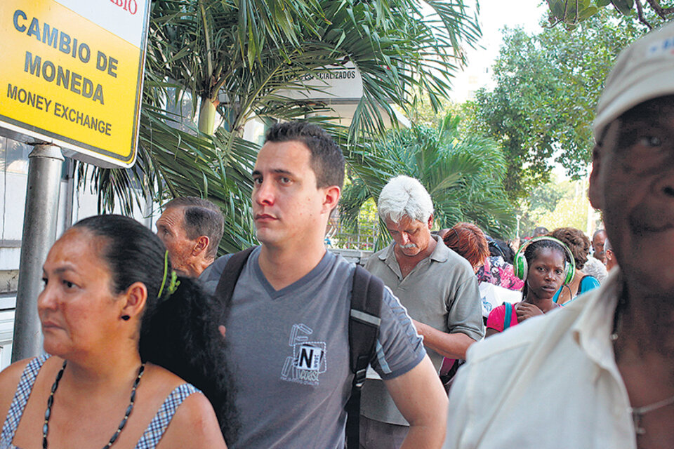 Los cubanos usan dos tipos de moneda; se da una fuga de trabajadores del sector público a la actividad no estatal.