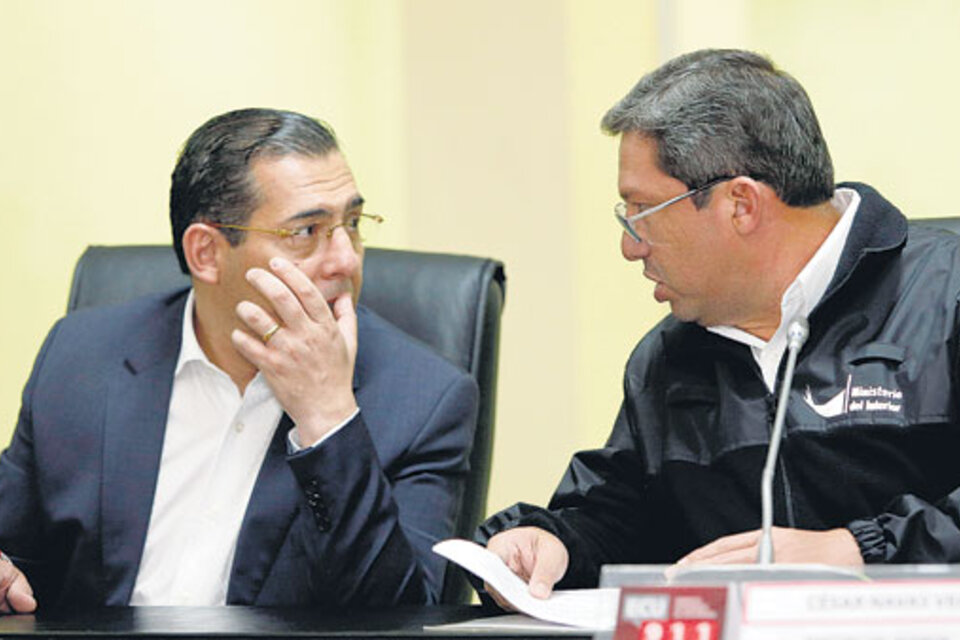 Navas y Zambrano, los ministros renunciados, durante una rueda de prensa el 17 de abril. (Fuente: AFP)