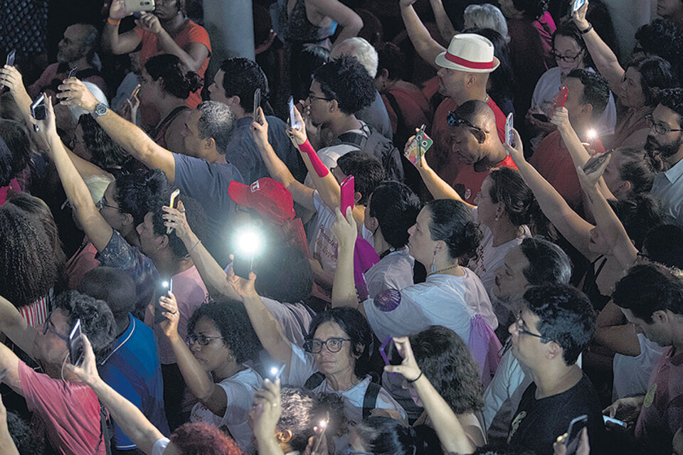 Jóvenes con sus celulares recuerdan a Marielle Franco. (Fuente: AFP)