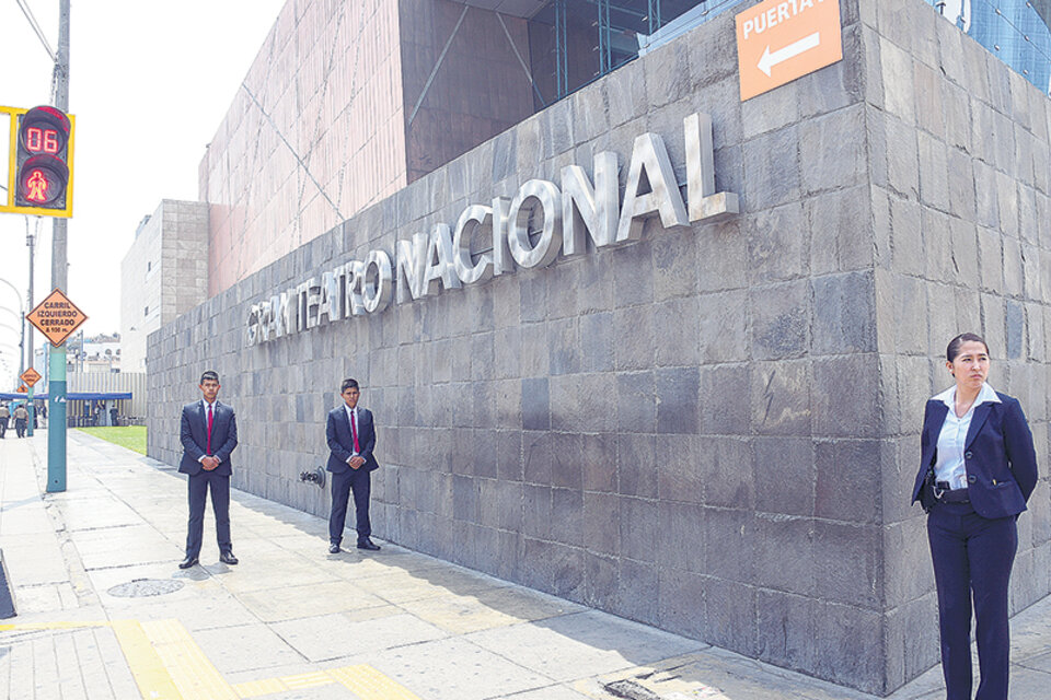 Alta seguridad en el Gran Teatro Nacional de Lima, sede de la Cumbre de las Américas.