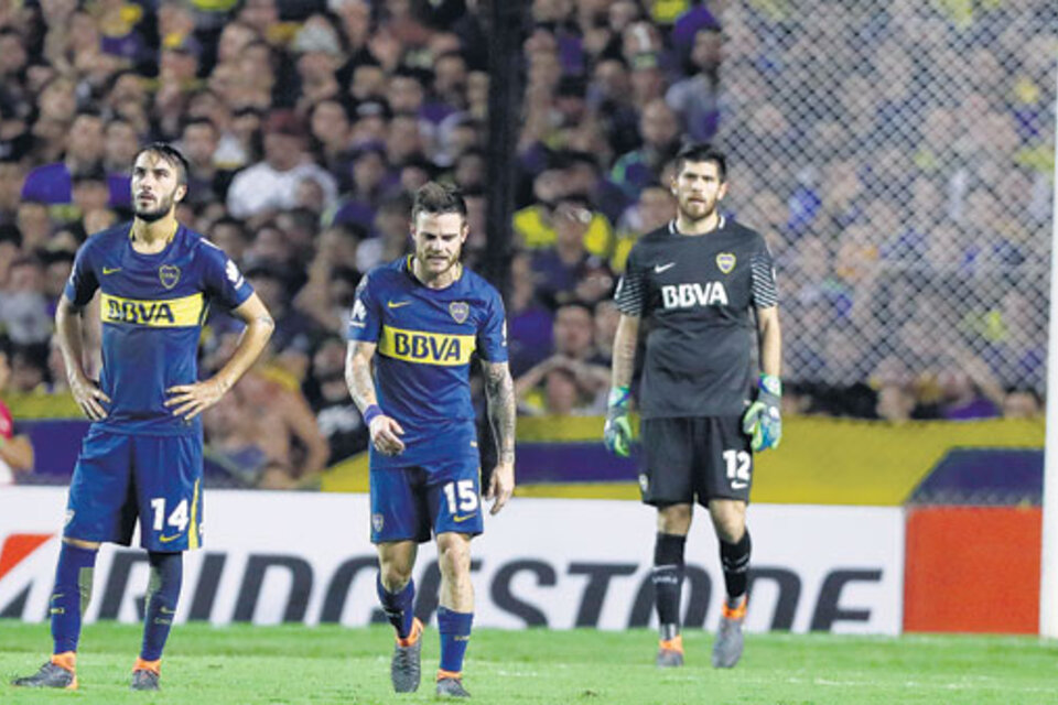 La frustración en las caras de Sebastián Pérez, Nández y Rossi, tras el error en el segundo gol de los brasileños. (Fuente: EFE)