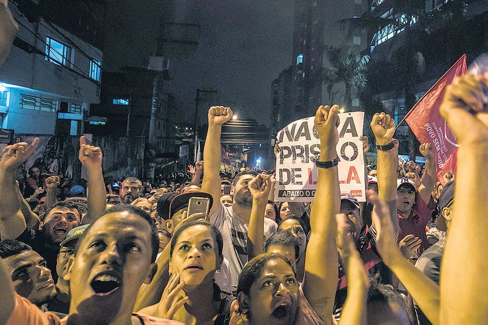 Simpatizantes de Lula se manifiestan frente al sindicato metalúrgico en São Bernardo, estado San Pablo, la ciudad donde vive el ex presidente. (Fuente: EFE)
