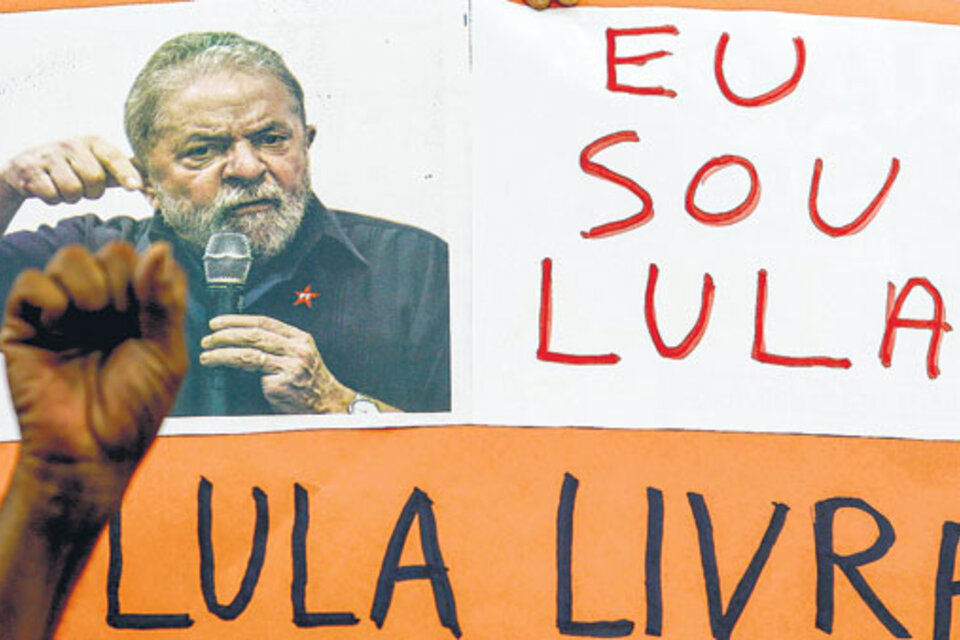 Seguidores de Lula piden su liberación afuera de la Catedral de San Pablo. (Fuente: AFP)