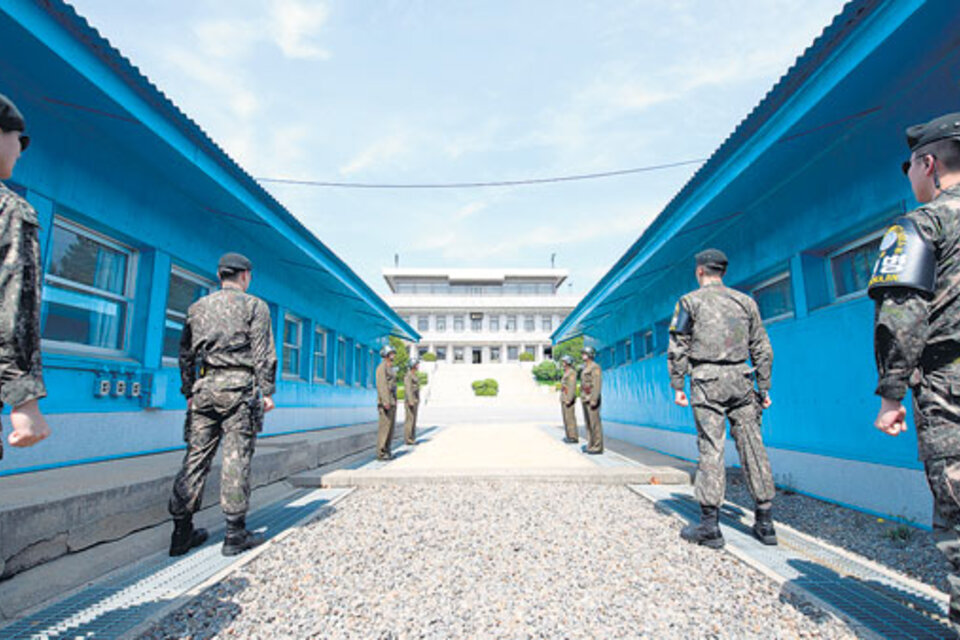 Soldados norcoreanos montan guardia en la zona de seguridad conjunta en la frontera entre ambos países. (Fuente: EFE)