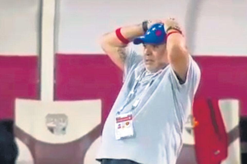 Maradona se agarra la cabeza luego del empate del conjunto rival.