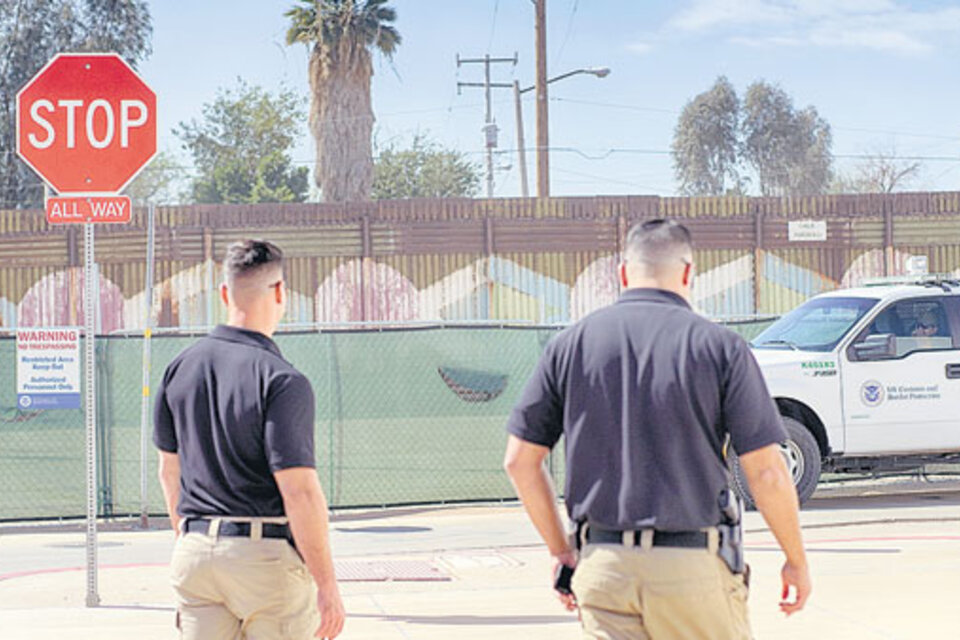 Agentes en Calexico, California, patrullan cerca de una reja que marca el límite con México. (Fuente: AFP)