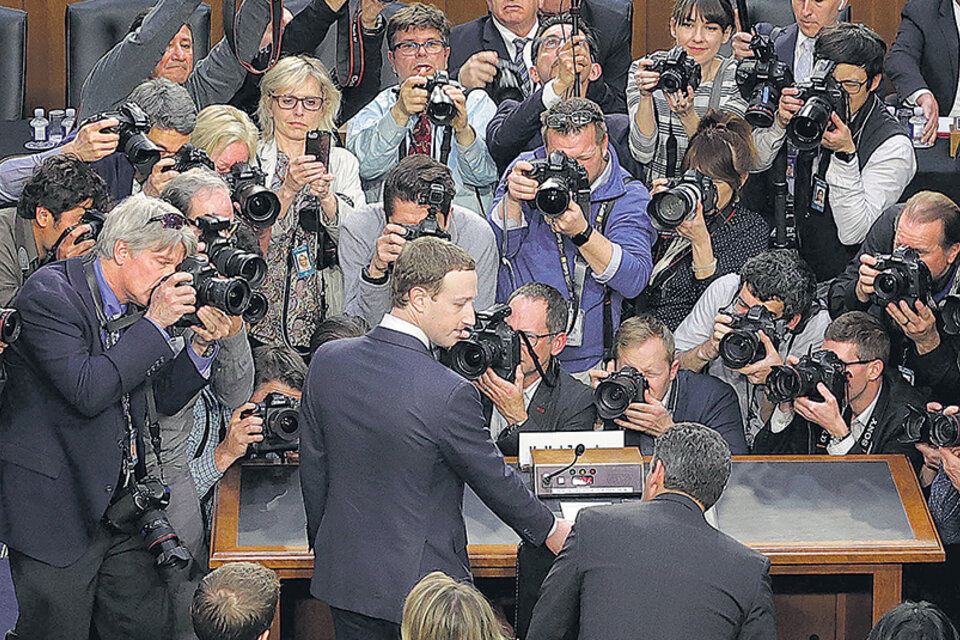 Zuckerberg fue recibido por decenas de fotógrafos en Washington para comparecer ante el Senado. (Fuente: AFP)