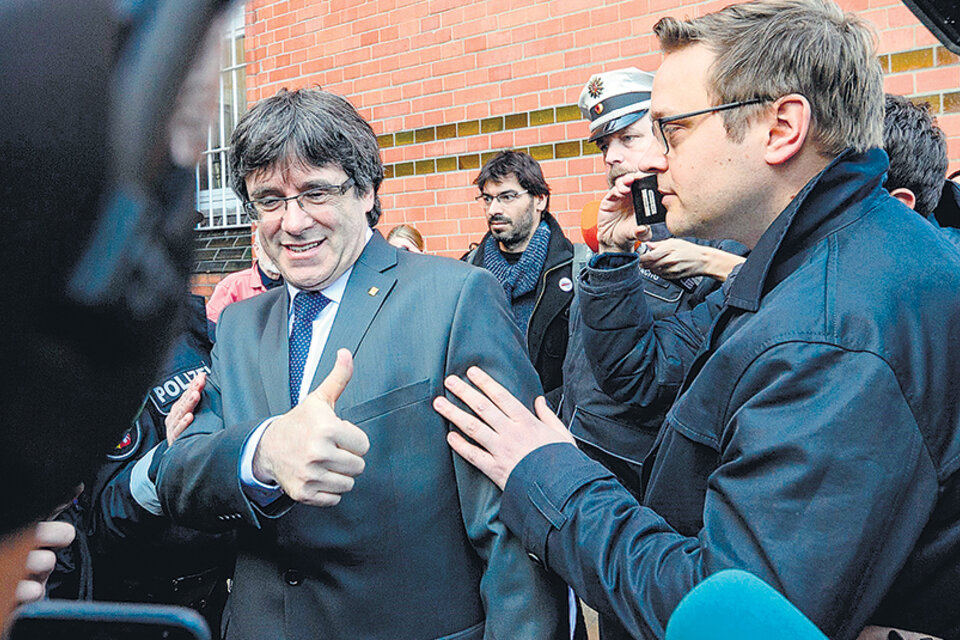 El ex presidente catalán saludaba ayer tras abandonar la cárcel de Neumünster en Alemania. (Fuente: EFE)