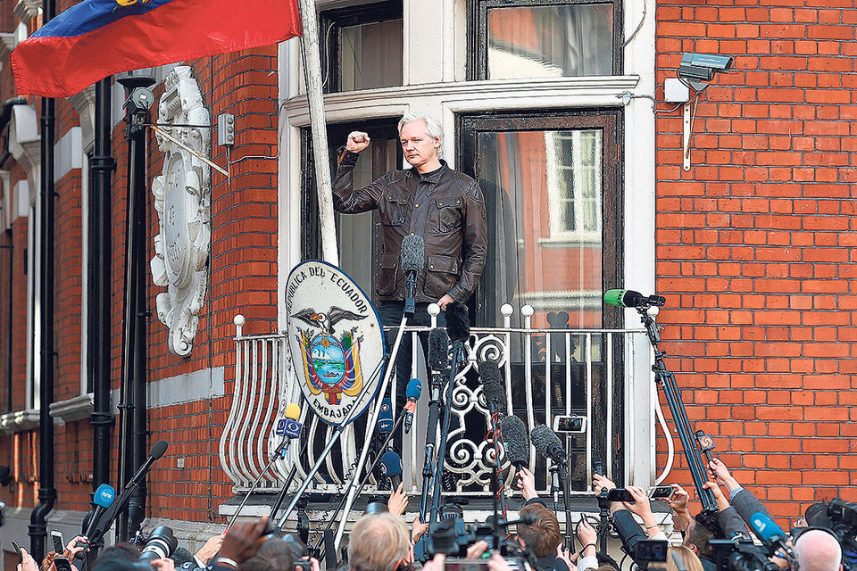 Assange, fundador de WikiLeaks, asilado en la embajada ecuatoriana desde 2012.
