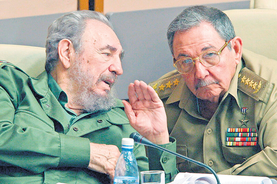 Raúl Castro (aquí con Fidel) y los comandantes de la Sierra Maestra dejarán paso a militantes que promedian una edad que bordea los 50 años.