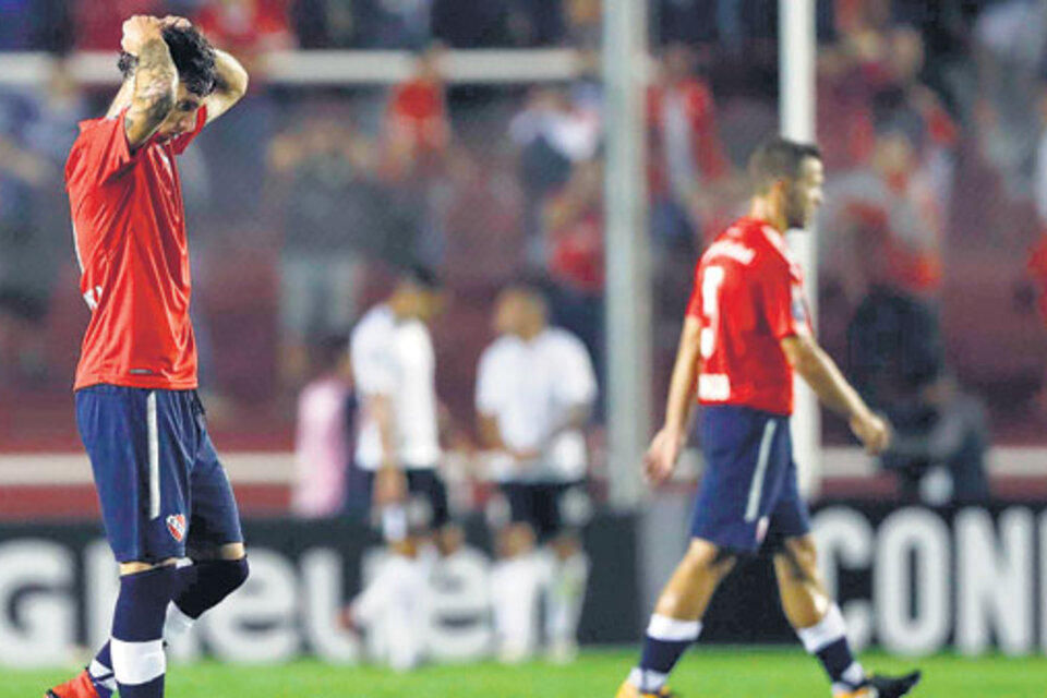 Los jugadores de Independiente se van a los vestuarios. La derrota complica su camino en la Libertadores. (Fuente: EFE)
