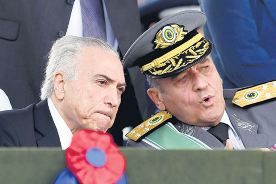 Temer escucha a Villas Boas durante el desfile por el Día del Ejército en Brasilia. (Fuente: AFP)