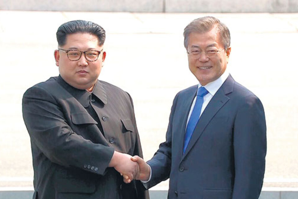 Histórico saludo entre el líder norcoreano Kim Jong-un y el presidente de Corea del sur, Moon Jae-in.
