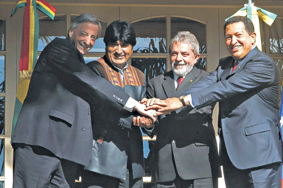 Néstor Kirchner, Hugo Chávez y Evo Morales en la cumbre de mandatarios de 2006, junto a Lula, en Puerto Iguazú. Tiempos de integración latinoamericana. (Fuente: AFP)