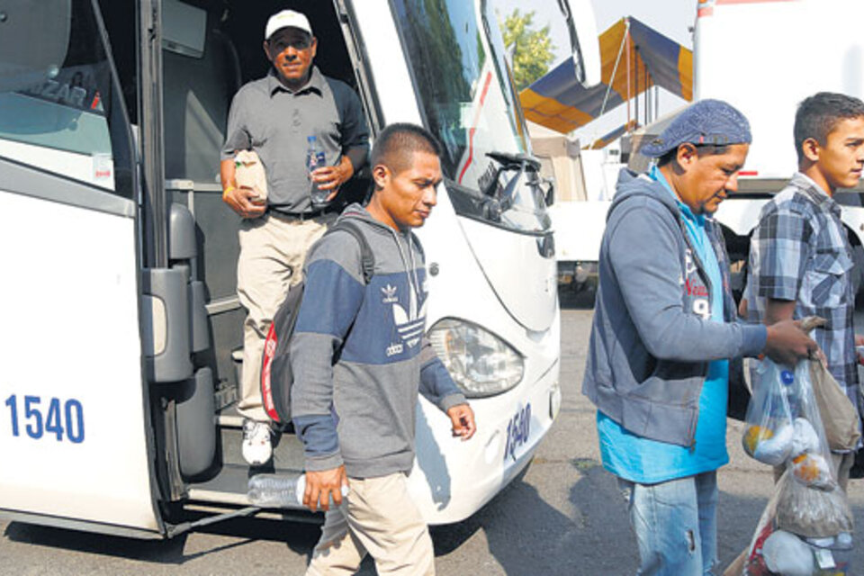 Miembros de la caravana de migrantes centroamericanos llegaban a la iglesia Nuestra Señora de la Asunción, en Puebla. (Fuente: EFE)