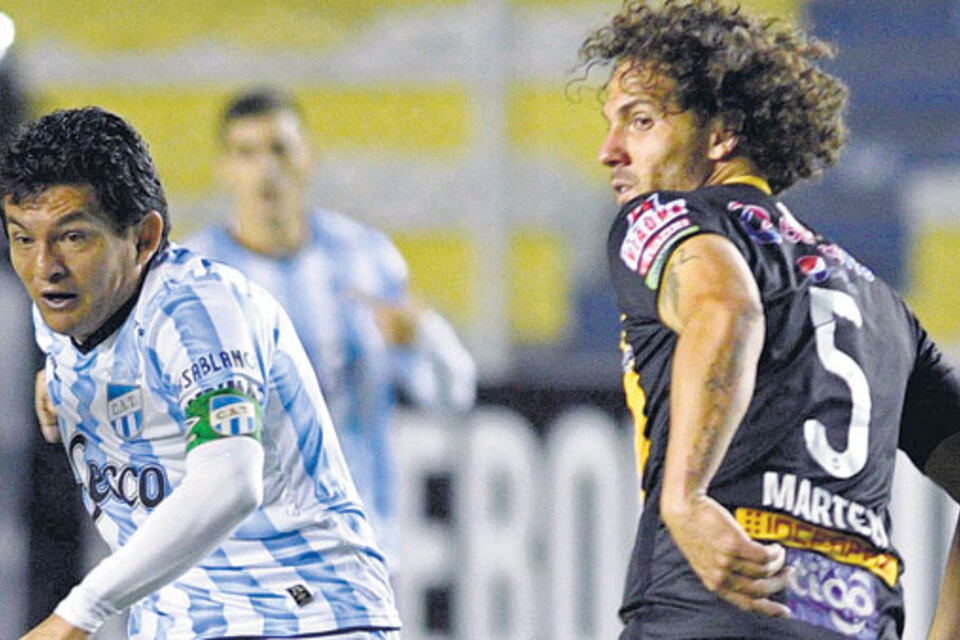 Rodríguez remata ante Martelli. (Fuente: AFP)