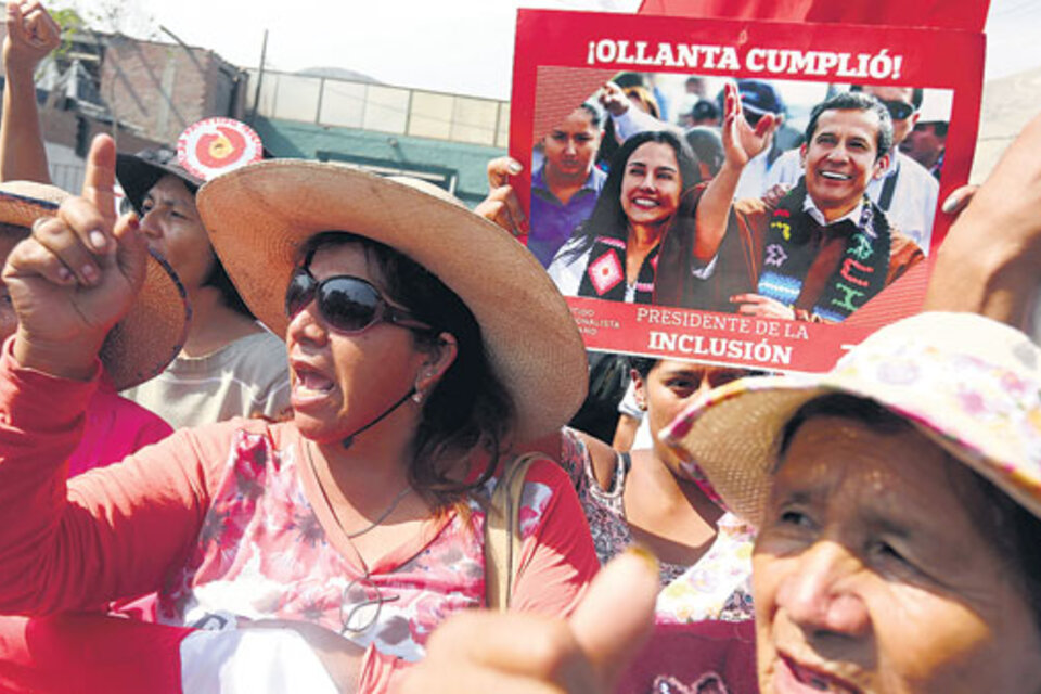 En las afueras del tribunal, algunas decenas de simpatizantes de Humala celebraron la decisión. (Fuente: EFE)