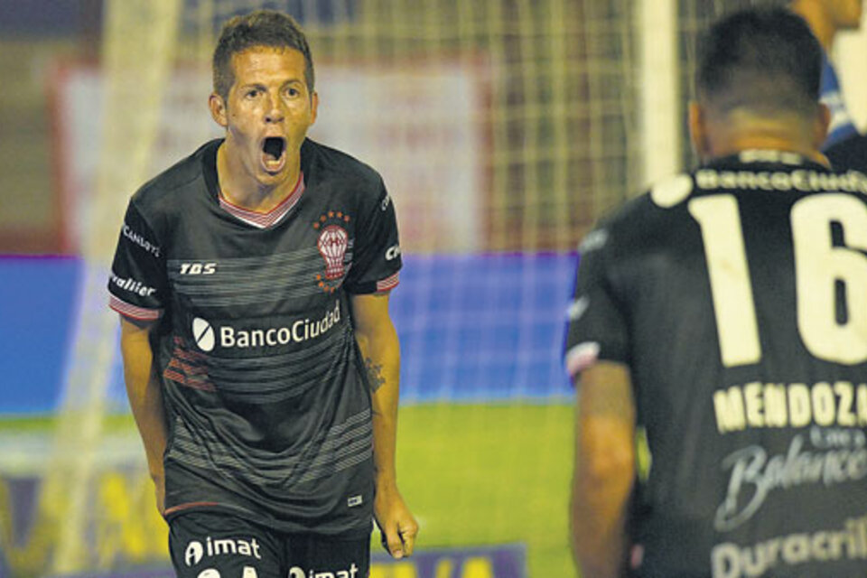 Nicolás Silva y Diego Mendoza festejan el tercer gol de Huracán.