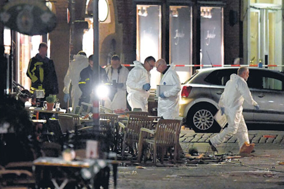 Forenses recogen evidencias en el lugar donde un hombre atropelló a varias personas en Münster.