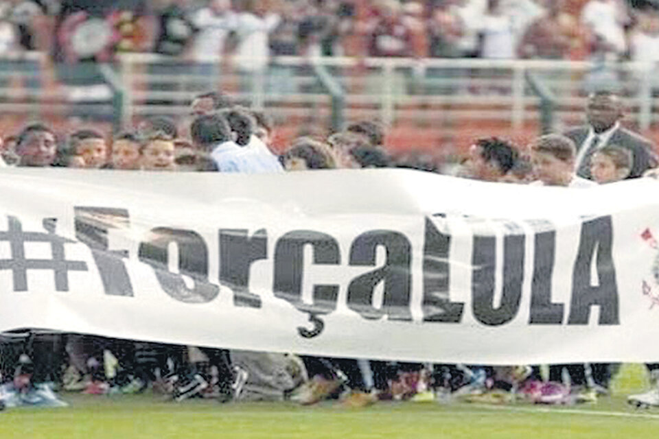 Corinthians salió con esta bandera para disputar y ganar ante Palmeiras la final del campeonato paulista.