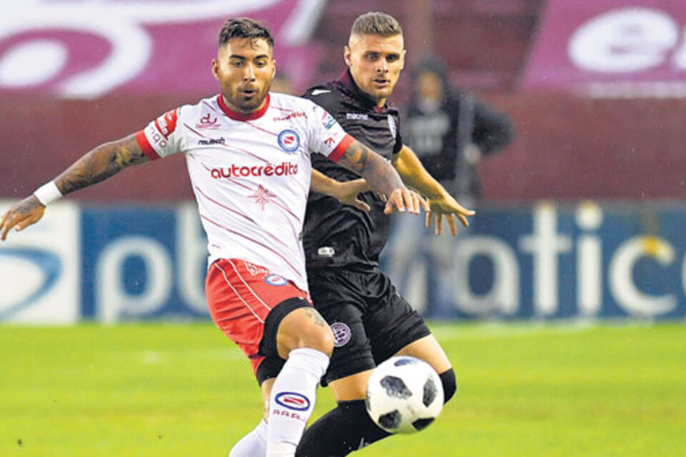 Batallini y Pasquini luchan por el balón, en un partido con dominio alternado.