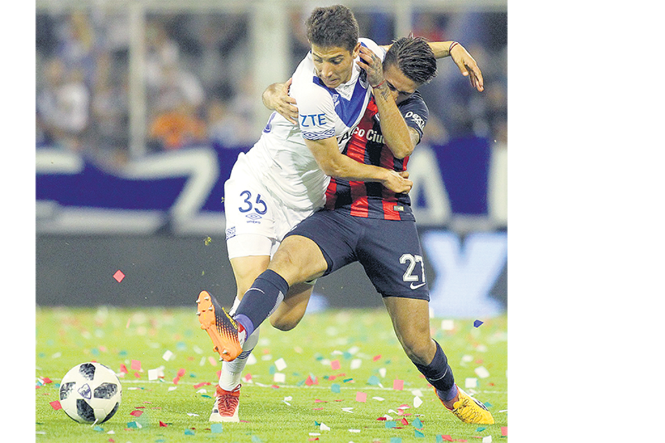 Salinas pelea con un defensor visitante. Vibrante empate en Liniers. (Fuente: Bernardino Avila)